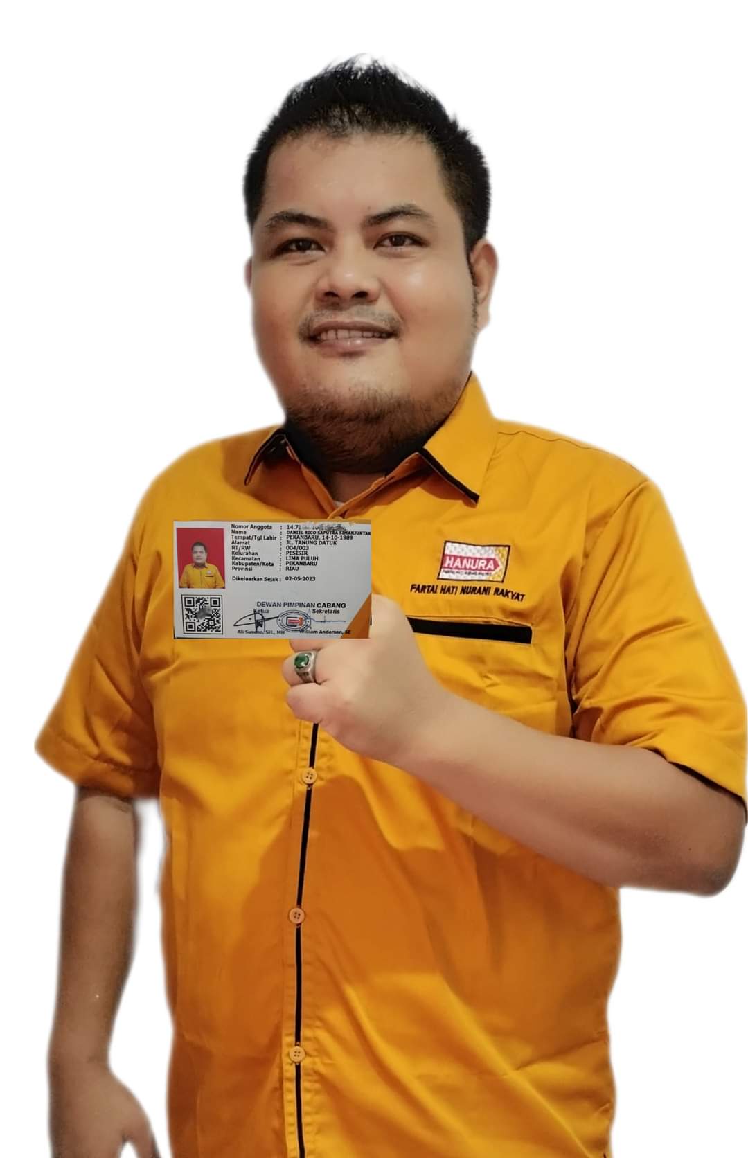 Daniel memakai Baju Partai Warna Kuning Diduga Partai Hanura, Ada Apa ?