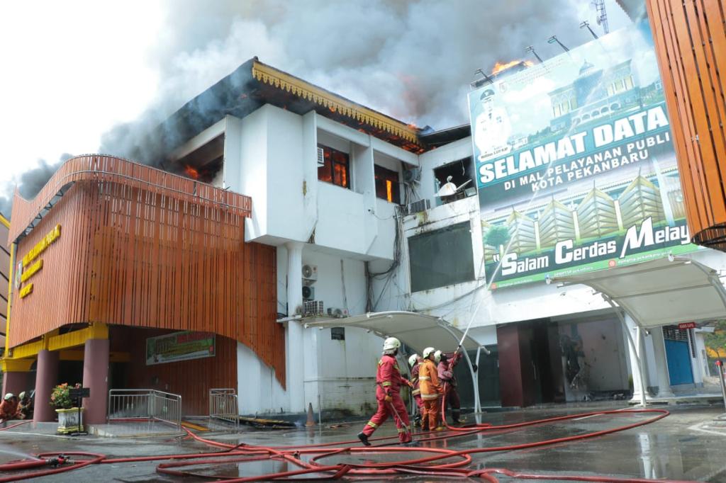 Kebakaran Di MPP, Pj Walikota Muflihun Tinjau Langsung Saat Pemadaman Api