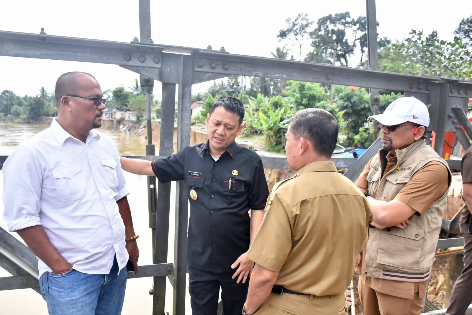 Pj. Bupati Kampar Tinjau Langsung Kondisi Jembatan Desa Gobah