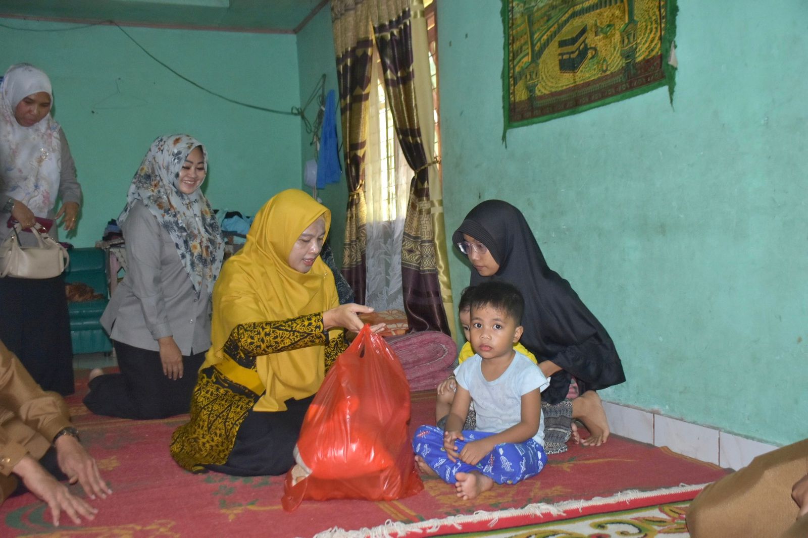 Ricana Djayanti Hambali Tinjau Dan Serahkan Bantuan Kepada Balita Penderita Stunting