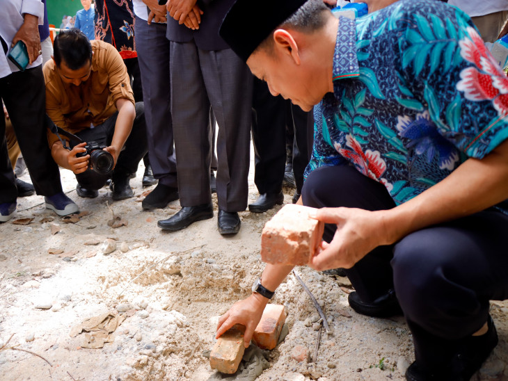 Pj Bupati Kampar Hadiri Tabligh Akbar Sekaligus Lakukan Peletakan Batu Pertama Asrama Ponpes