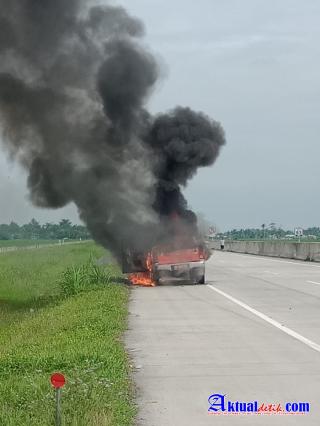 Mobil Dinas BPPRD Toyota Hi Lux Double Cabin Hangus Terbakar Di Jalan Tol