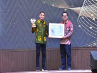 Wakili Pj Bupati Plt Kadis Kominfo Kampar Terima Penghargaan Tribun Award