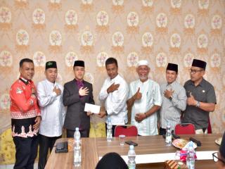 Membanggakan Provinsi Riau, Pj Sekda Kampar Serahkan Uang Pembinaan Kepada Qari Asal Kampar Raih Juara III  MTQ Tingkat Nasional