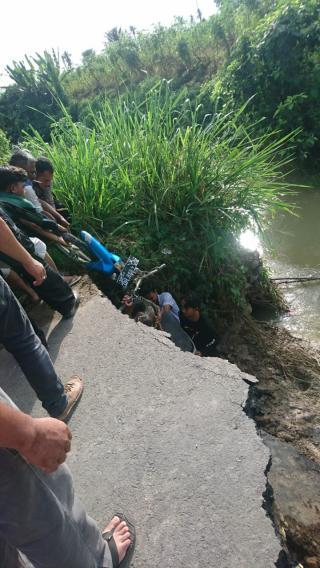 Tengah Asik Memancing Dibawah Jembatan Putus, Warga Desa Dalu XA Menemukan Sepeda Motor Tak Bertuan