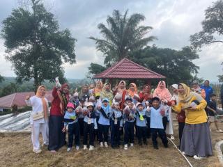 Bersama Anak TK Pertiwi, Bunda PAUD Kabupaten Kampar Kunjungi Kebun Cabe Agrowisata Stanum Bangkinang