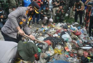 Kapolresta Pekanbaru Ikut Terjun Angkut Tumpukan Sampah di Pasar Kodim