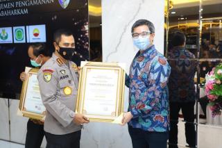 Kabaharkam Wakili Kapolri Serahkan Sertifikat Gold Reward Objek Vital Nasional