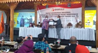 Bawaslu Riau Raih Penghargaan Siswalu Terbaik Nasional 2020